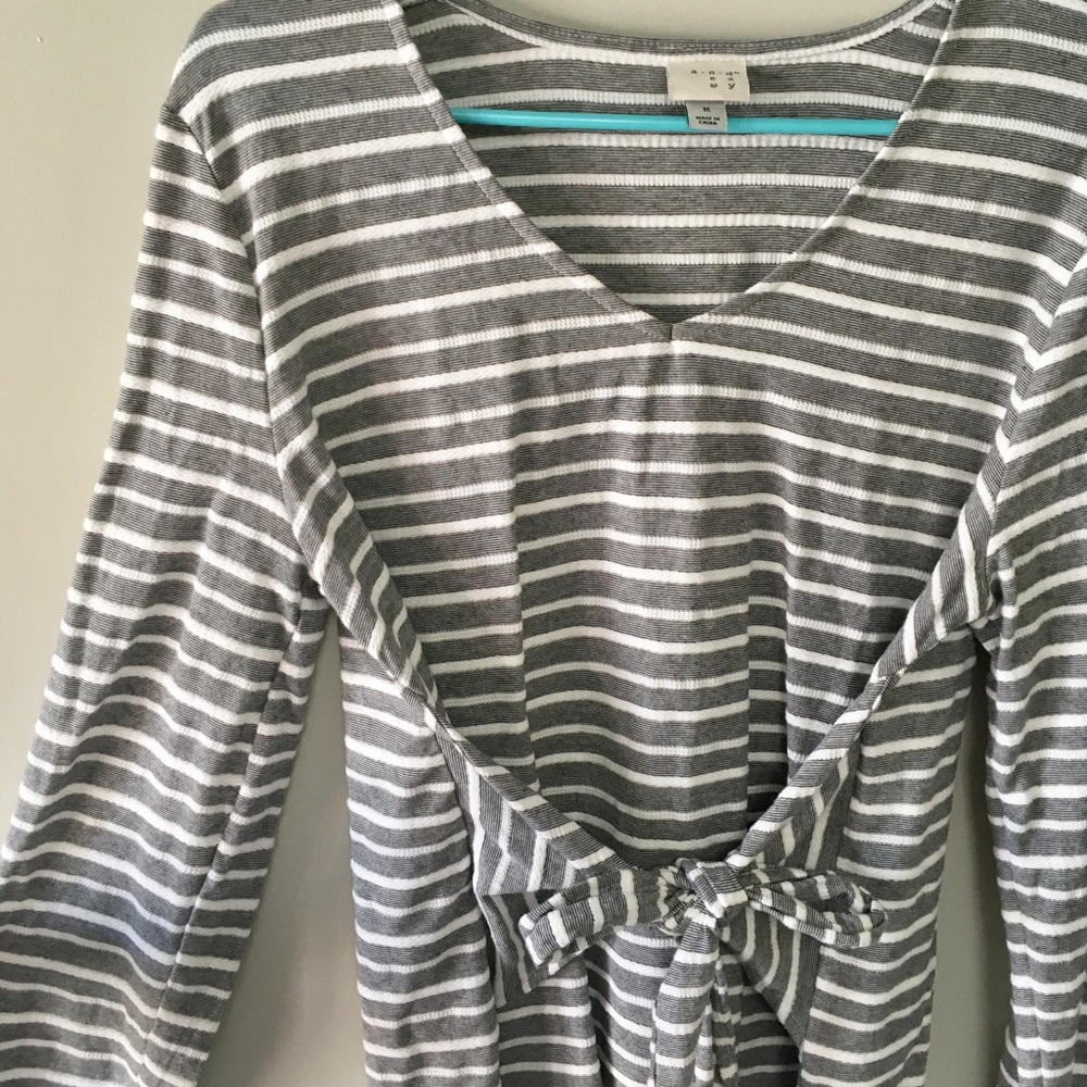 🆕 A New Day Gray & White Striped Top w/ Bow, Med.